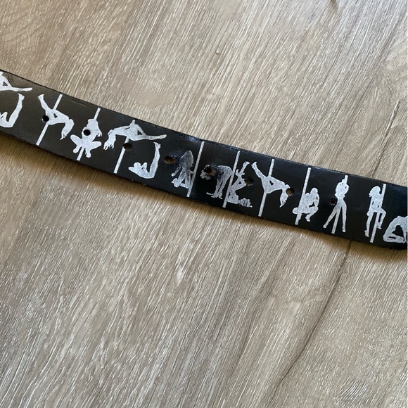 Vintage NO FEAR Black Silver Stripped Exotic Dancer Print Leather Belt  28/33” - Picture 6 of 7